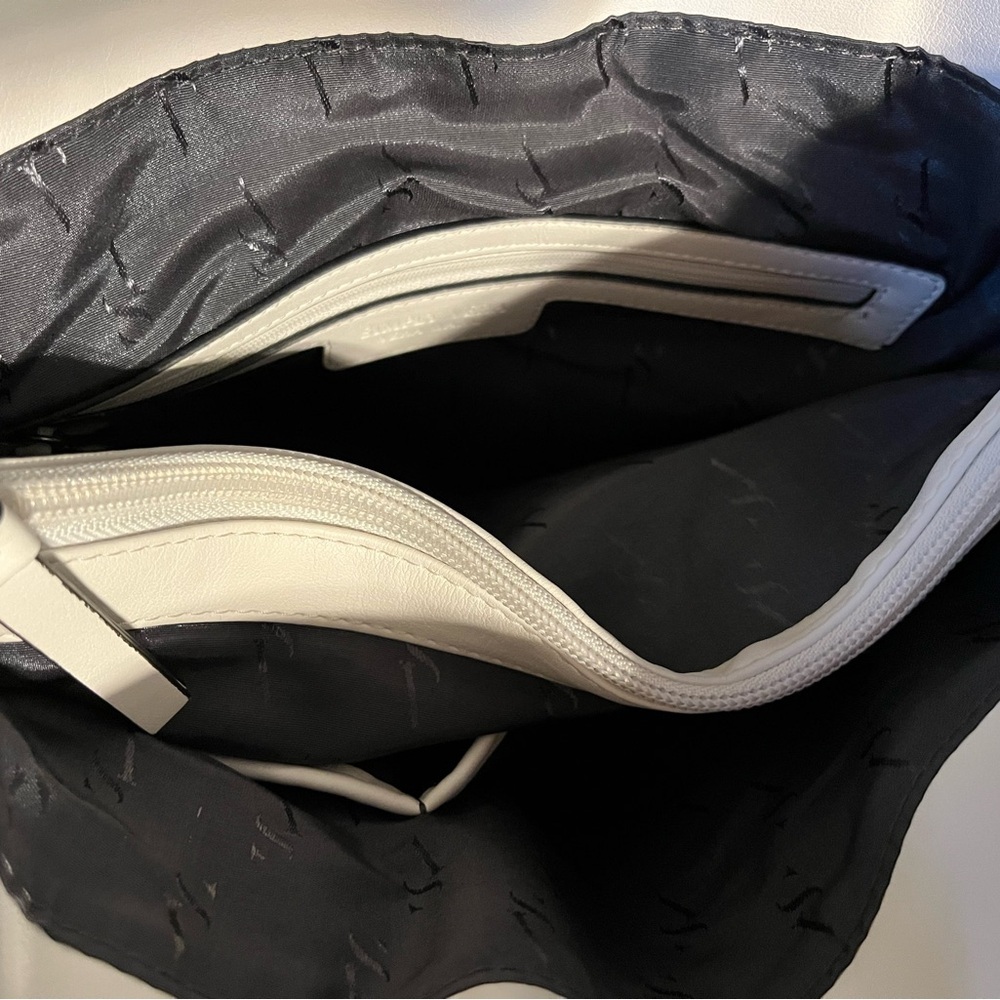 Vera Wang Elegant Cream and Black Tote - Picture 8 of 10
